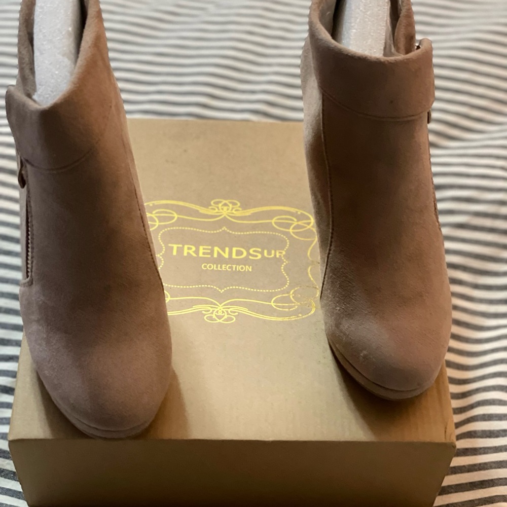 Brand new in box. Trends. Size US 6.5 women. - Picture 13 of 15